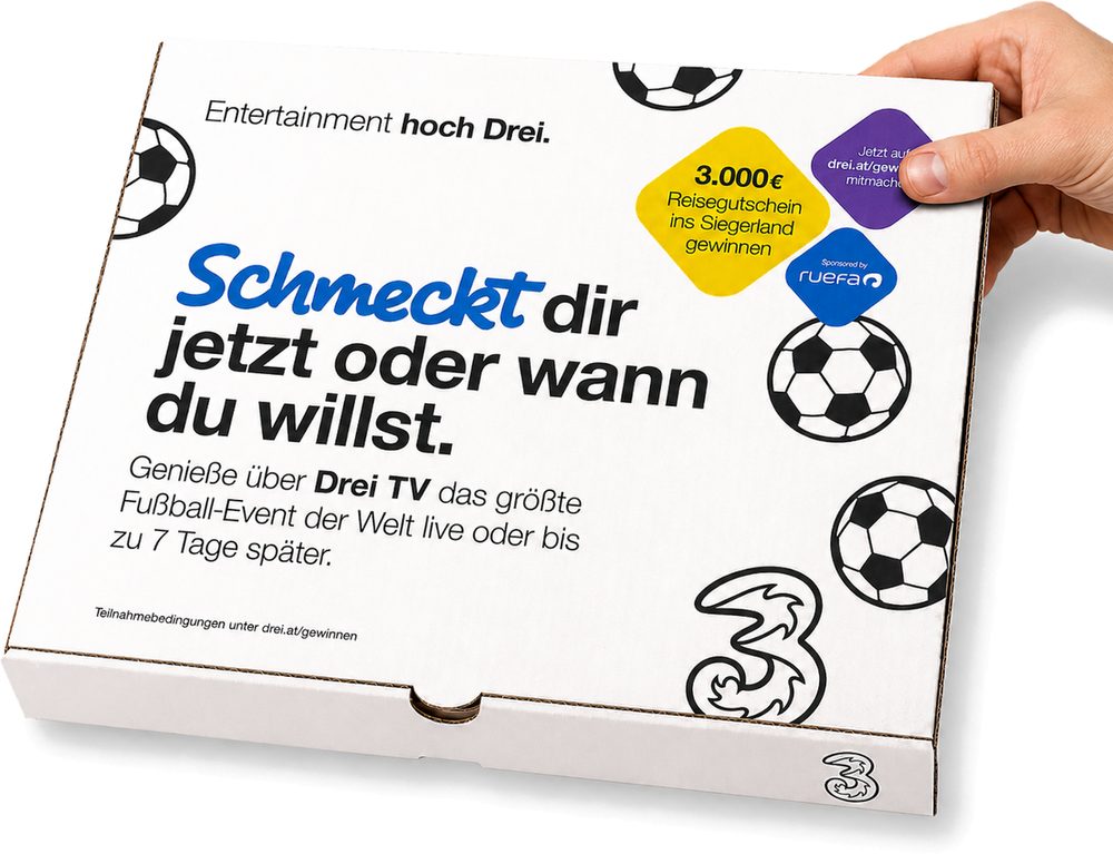 Drei Pizzakarton in der Hand
